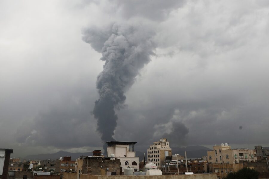 Israel arrasa con el palacio presidencial de los hutíes en Yemen en un nuevo ataque militar