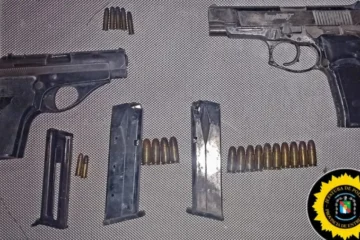 Alumnos de escuela en Paraná comparten fotos con armas, lo que lleva al secuestro de dos pistolas