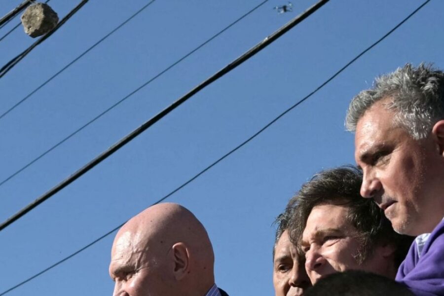 Javier Milei es atacado a piedrazos durante un acto de campaña en Lomas de Zamora