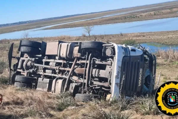 Accidente en el Puente Victoria-Rosario: un camión con acoplado volcó, generando caos en el tráfico