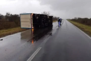 Camión vuelca en la ruta 32 debido a las intensas lluvias que azotan la zona