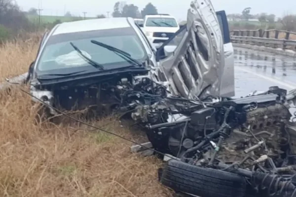 Conductor pierde el control y choca su auto contra las barandas de un puente en la ruta nacional 18
