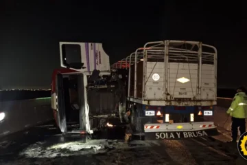Choque frontal entre un utilitario y un camión en el puente Victoria-Rosario deja dos heridos graves