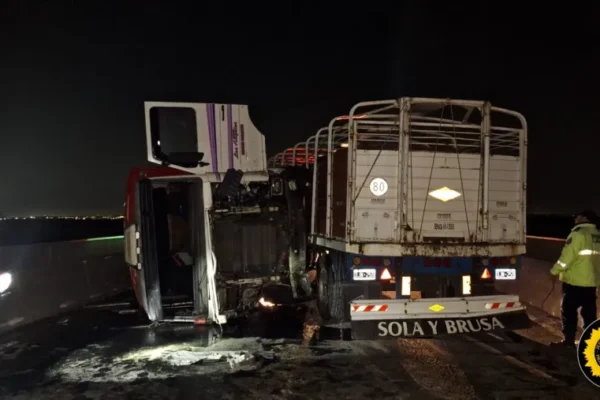 Choque frontal entre un utilitario y un camión en el puente Victoria-Rosario deja dos heridos graves