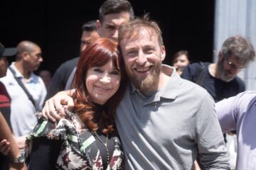 Piedras a Milei. El intendente de Lomas volvió a despegarse de las agresiones: "¿Esperaban ir por Pavón como si fuese el Carnaval de Gualeguaychú?"