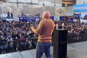 Espert regresa a La Matanza acompañado de Oría y Karina, ante un público favorable y un nuevo video.