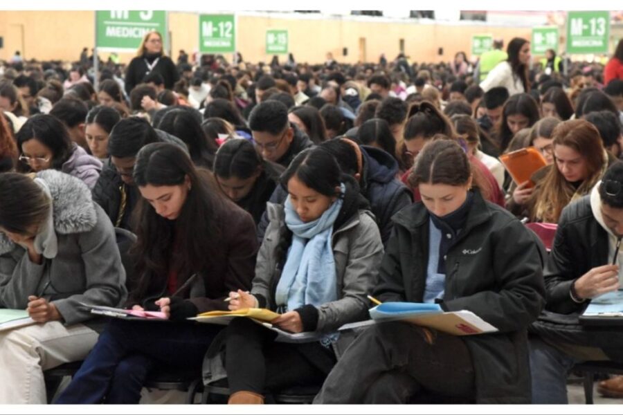 Nuevo examen de residencias médicas exige que postulantes vayan al baño acompañados por un supervisor.