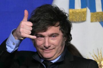 proponen quitar un premio a milei en medio del escándalo por coimas que lo rodea