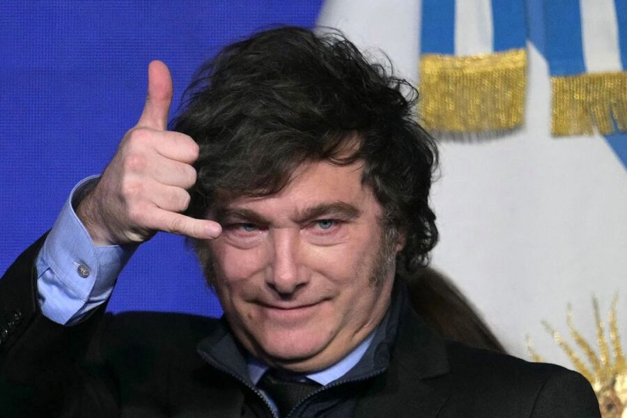 proponen quitar un premio a milei en medio del escándalo por coimas que lo rodea