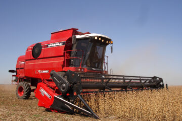 Crisis en la fábrica de cosechadoras Vassalli: los dueños y el gremio negocian con mediación provincial