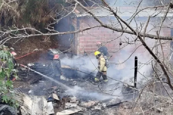 Incendio devasta vivienda en el barrio 25 de Mayo, dejando daños significativos y desamparo a sus habitantes.