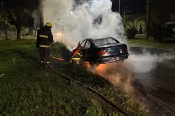 Incendio de vehículo causa pérdidas significativas en Crespo