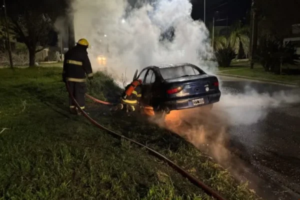 Incendio de vehículo causa pérdidas significativas en Crespo