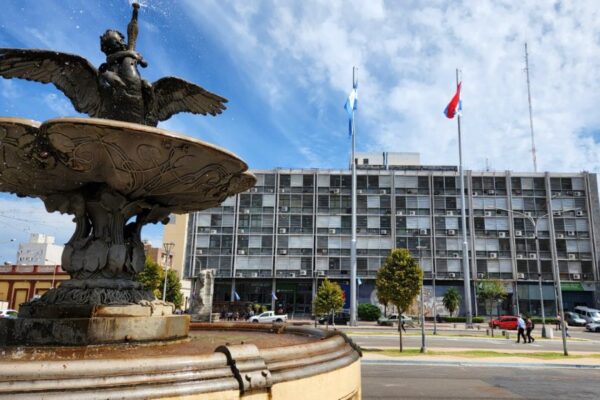 Escándalo docente: maestra filmada robando a sus alumnos