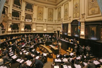 distancia insostenible entre la política y la producción amenaza el desarrollo económico y social