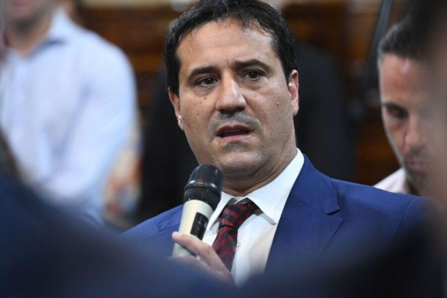 Maximiliano Abad critica las candidaturas testimoniales como un desprecio hacia el electorado y la democracia.