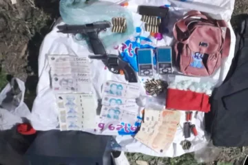Detenidos dos hombres en operativo por secuestro de armas, droga y dinero en la zona.