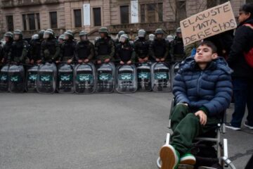 Fuerzas de seguridad reprimen a discapacitados que protestaban por la emergencia frente al Congreso tras veto de Milei