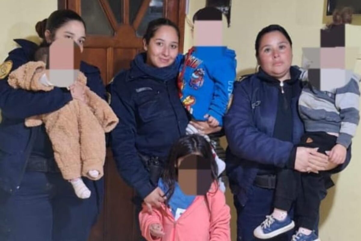Rescatan a tres menores abandonados en una vivienda