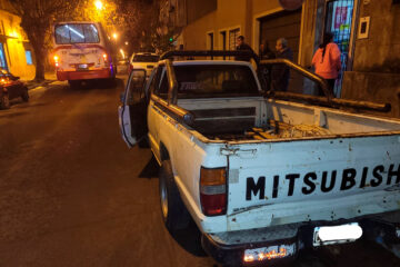 Colectivo choca contra camioneta estacionada, conductor pierde parte de un dedo