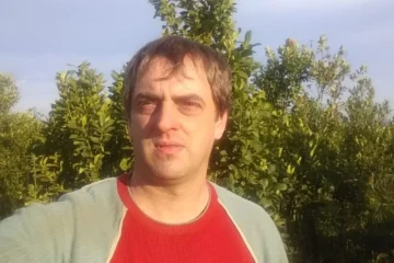 Tras 20 años en su chacra, un productor se reinventa y se une a un taller metalúrgico en un nuevo capítulo laboral.