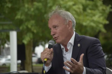 Schneider ya actúa como diputado: planteó sucesores y desató malestar en el gabinete