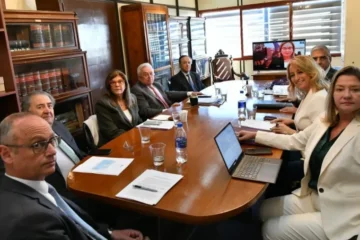 Reunión del Superior Tribunal de Justicia en Concepción del Uruguay, con participaciones de Medina por Zoom.