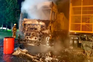 Incendio voraz consume un camión en Concordia, causando alarma entre los vecinos.