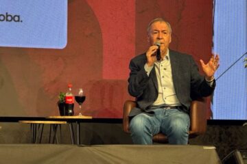 Schiaretti critica a los gobiernos kirchneristas por su desinterés en la movilidad ascendente de la población