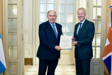 El nuevo embajador de Reino Unido y sus conexiones clave en la diplomacia internacional