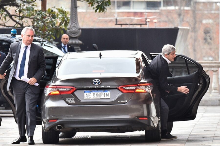 El Gobierno reduce tasas y busca evitar pesos sueltos; el Banco Central ajusta intereses y afronta desafíos en los próximos meses