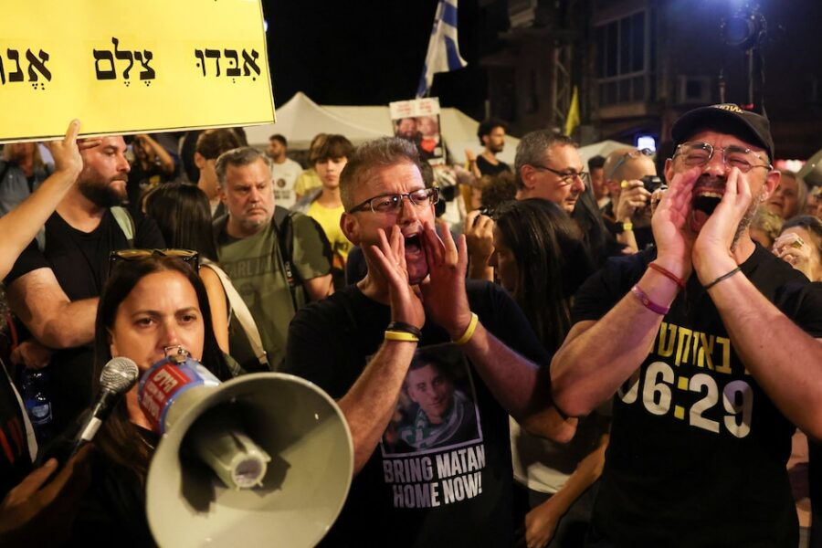 Israelíes exigen liberación de rehenes en Gaza, temen que sea su “última noche” con vida en movilización masiva