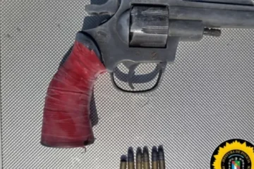 Persecución y disparos en barrio Las Flores de Paraná: dos sospechosos huyen tras dejar caer un arma