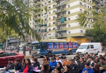 Docentes de la UBA realizaron clases públicas antes de la marcha contra el veto a la ley de financiamiento universitario