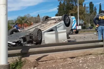 Accidente grave: un auto vuelca tras fuerte choque en el cruce de Acceso Norte con Ruta Nacional 12