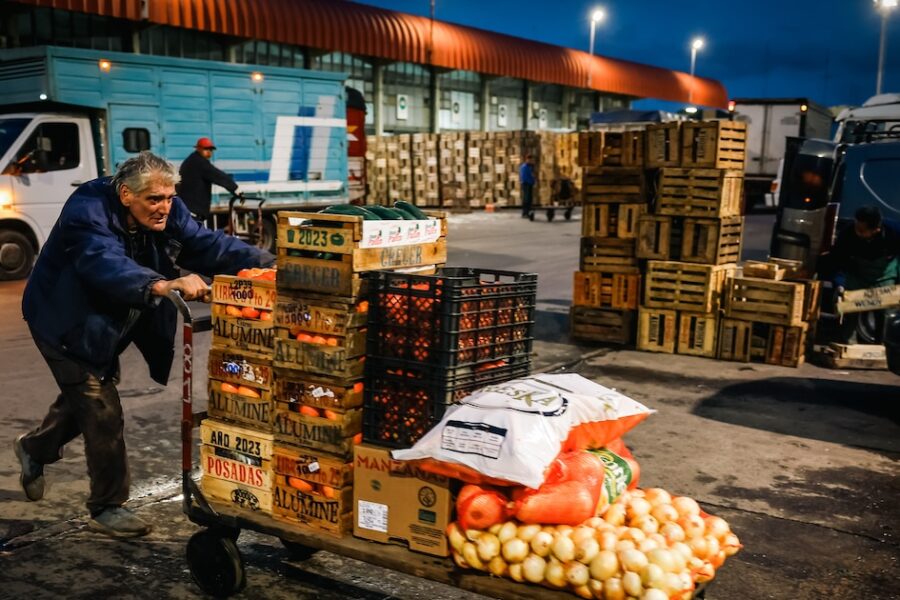 Desempleo y caídas en salarios: análisis de la economía bonaerense tras la derrota gubernamental y su impacto en el consumo