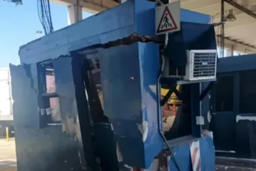 Camión colisiona con cabina de peaje en la autovía 14, generando caos en el tráfico local.