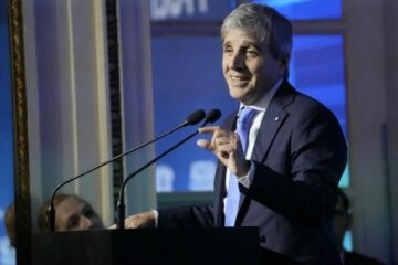 Caputo “empoderado”: tiene la llave para préstamos que quieren los gobernadores