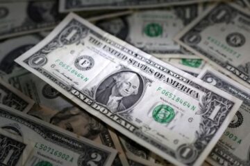 Dólar oficial alcanzó los $1.425 en una jornada volátil y se acerca al techo de la banda de flotación antes de los comicios
