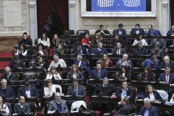 Con la chequera abierta para reducir daños