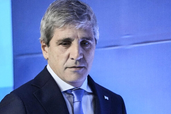 Los “campeones” compraron dólares y Toto Caputo tira la pelota afuera: “Quieren voltear al Presidente”