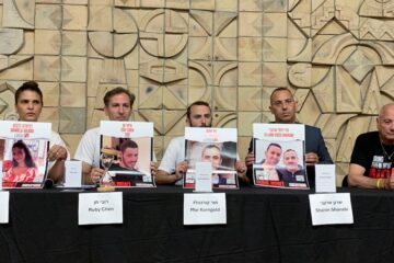 Familiares de rehenes israelíes exigen urgencia en las negociaciones para conseguir su liberación