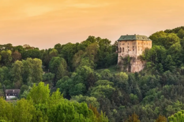 Houská, la enigmática fortaleza checa con su “puerta al infierno” que fascina a turistas y curiosos