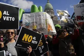 Reclamo contra el veto a la Ley de Emergencia en Discapacidad afuera del Congreso