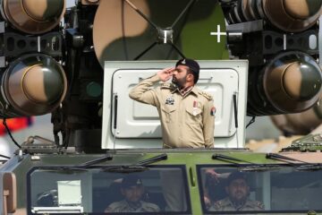 Pakistán ofrece PROTECCIÓN NUCLEAR a Arabia Saudita tras firmar un nuevo pacto de DEFENSA entre ambos países.