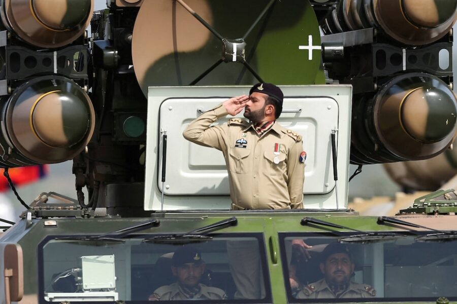 Pakistán ofrece PROTECCIÓN NUCLEAR a Arabia Saudita tras firmar un nuevo pacto de DEFENSA entre ambos países.