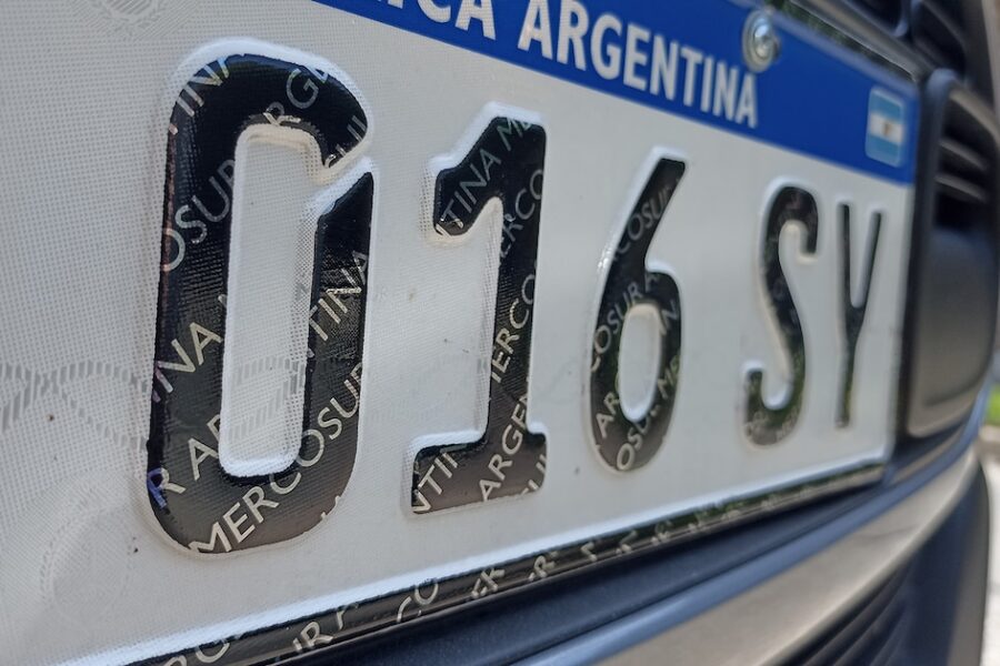 El Gobierno asegura normalización del sistema de chapas patente y disponibilidad de autos nuevos en todas las provincias