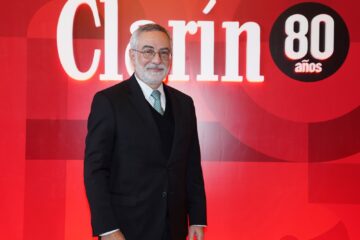 Los embajadores y diplomáticos, asombrados con la enorme presencia de políticos, jueces y famosos en el festejo por los 80 años de Clarín