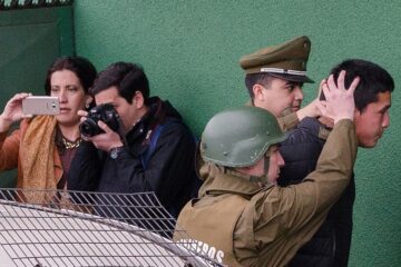 Ocho funcionarios públicos en Chile arrestados por corrupción y asociación ilícita en un escándalo de gran magnitud.