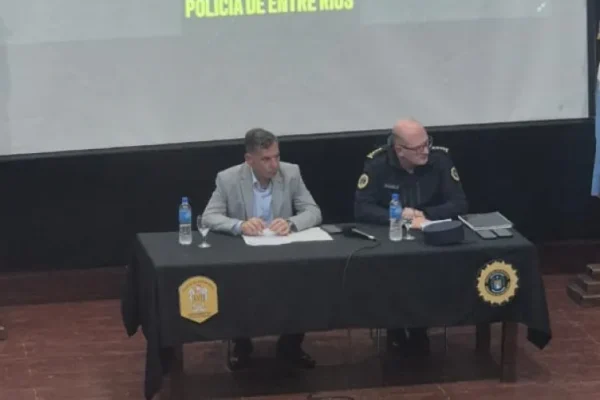 Policía de Entre Ríos realiza visita a San Salvador para fortalecer la seguridad local.